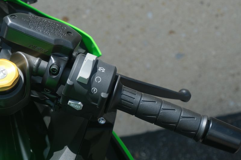 2025 Kawasaki NINJA ZX4RR ABS KRT EDITION ABS LIME GREEN AND EBONY AND PEARL BLIZZARD WHITE Image 17