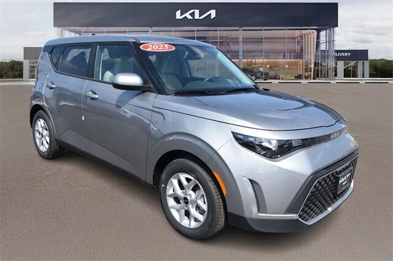 New 2025 Kia Soul LXImage 10
