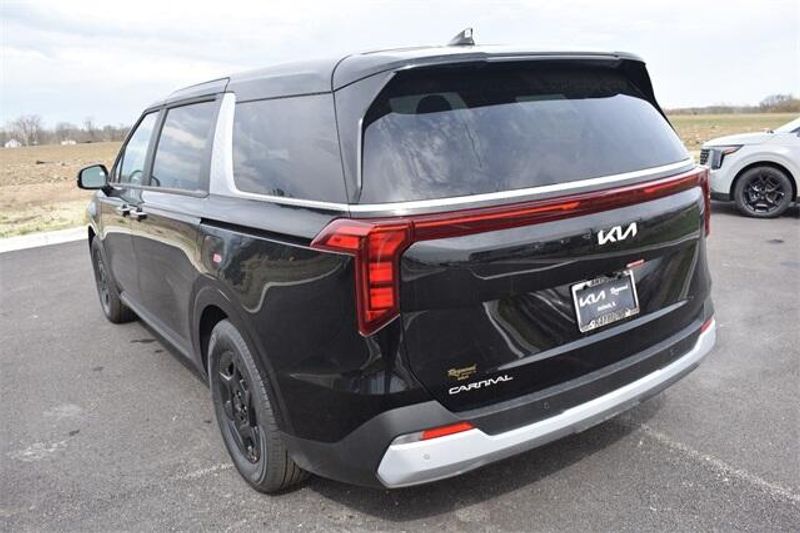 2025 Kia Carnival LXSImage 5