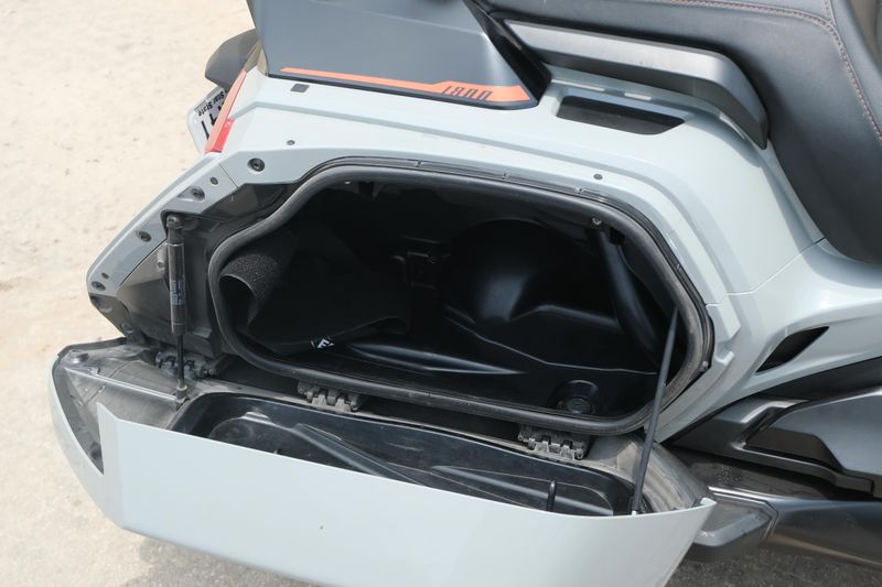 2021 Honda GOLDWING DCT DEEP PEARL GRAY Image 18