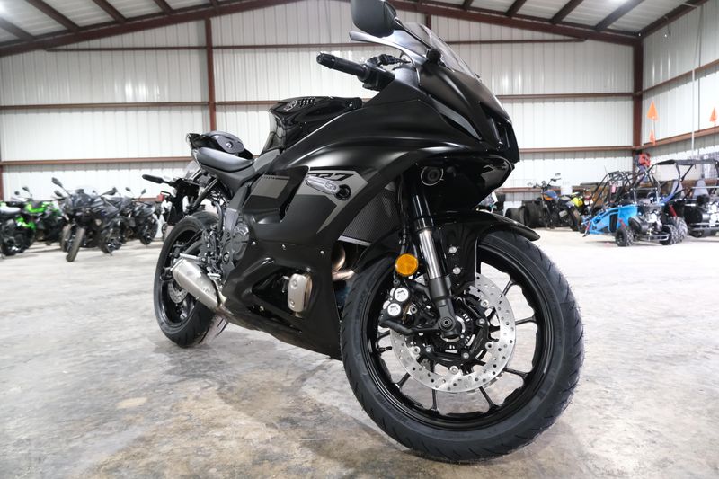2025 Yamaha YZFR7 MATTE RAVEN BLACK Image 21
