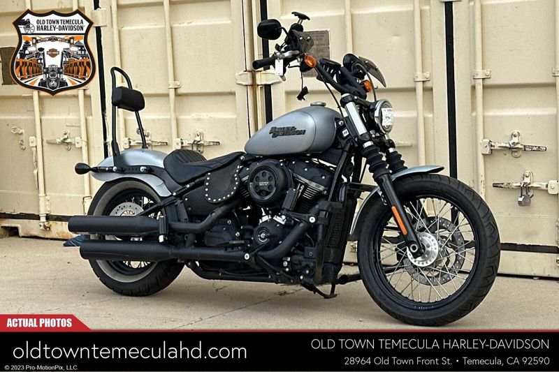 2020 Harley-Davidson Softail in a BRACUDA SLV DNM W/PINSTRIPE exterior color. BMW Motorcycles of Temecula – Southern California (951) 506-6903 bmwmotorcyclesoftemecula.com 