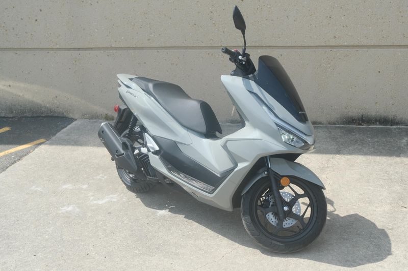 2025 Honda PCX PEARL GRAY Image 4