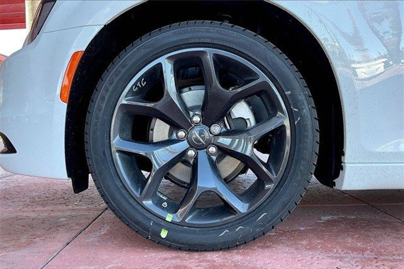 2023 Chrysler 300 TouringImage 10