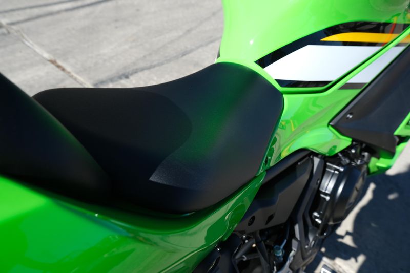 2025 Kawasaki NINJA 650 KRT EDITION ABS LIME GREEN AND EBONY AND PEARL BLIZZARD WHITEImage 12