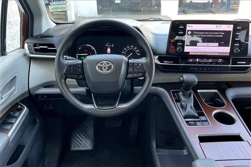 Used 2022 Toyota Sienna LE HybridImage 4