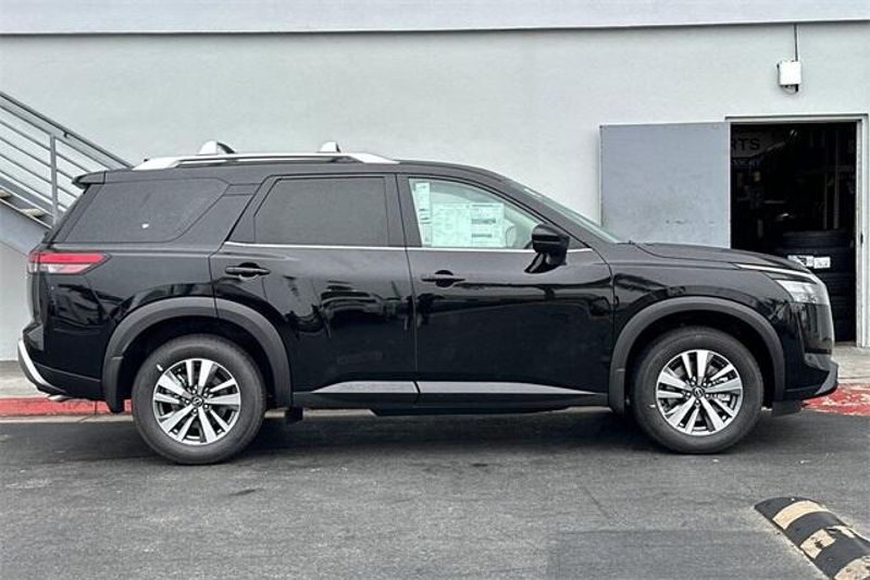 New 2025 Nissan Pathfinder SLImage 2