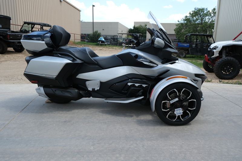 2024 Can-Am SPYDER RT LIMITED HYPER SILVER WITH PLATINUMImage 1