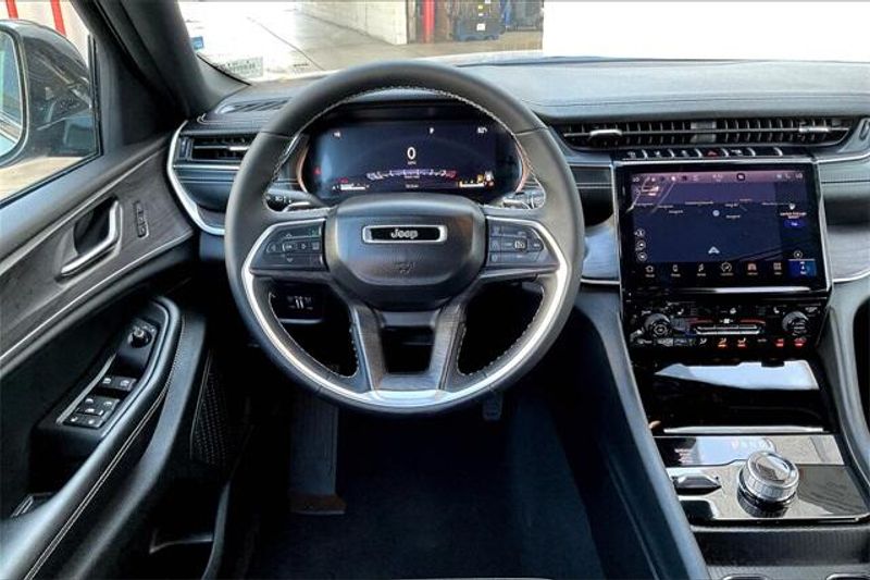 2025 Jeep Grand Cherokee Limited photo 2