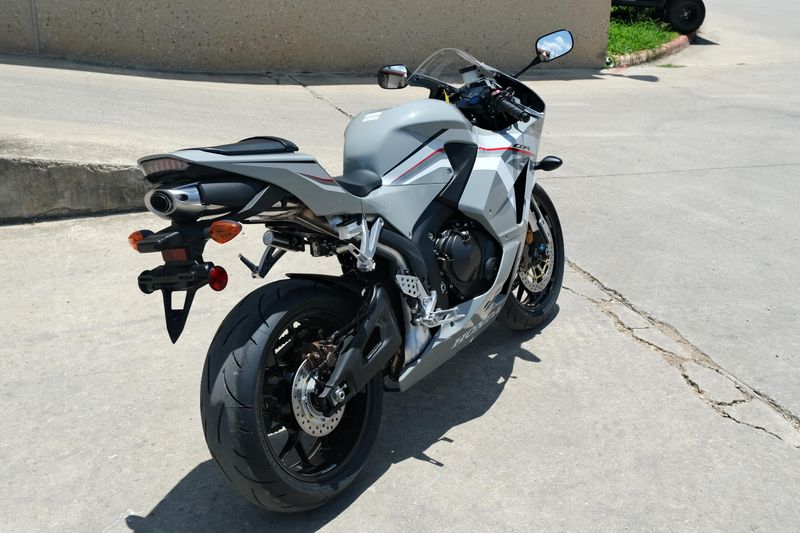 2025 Honda CBR600RR ABS DEEP PEARL GRAY Image 3