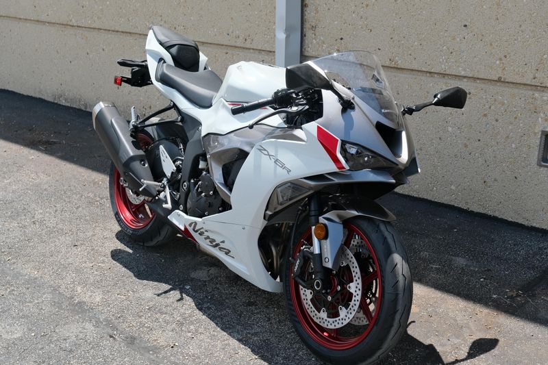 2025 Kawasaki NINJA ZX6R ABS PEARL ROBOTIC WHITE AND METALLIC GRAPHITE GRAY Image 1
