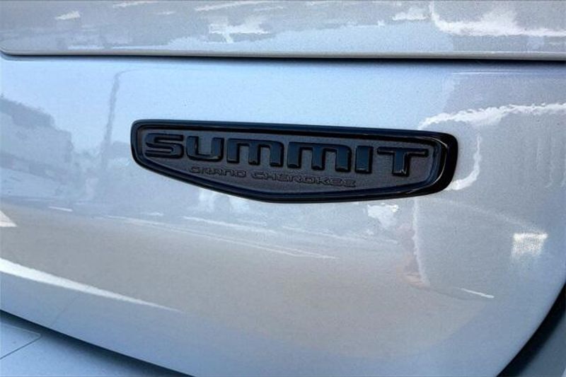 New 2025 Jeep Grand Cherokee L Summit 4x4Image 13