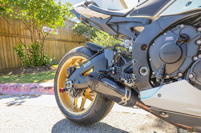 USED 2022 YAMAHA YZFR1 Image 4