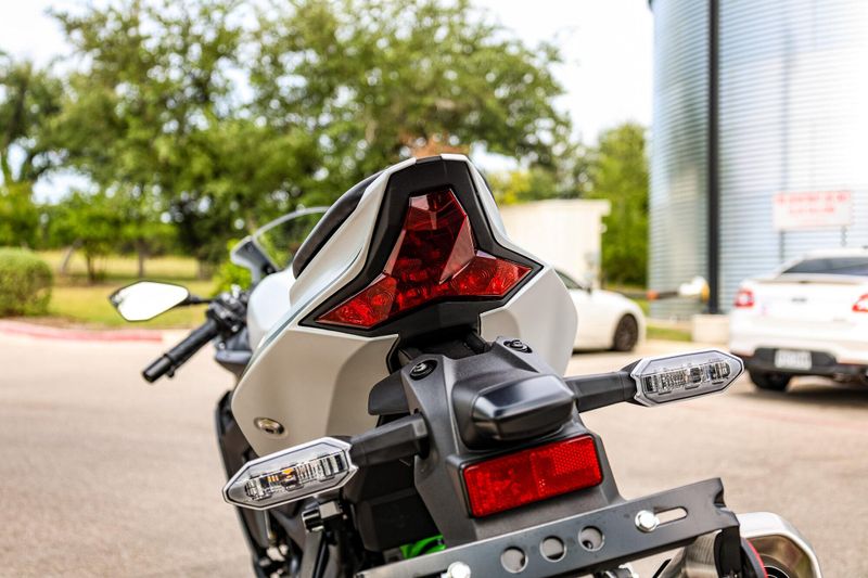 2025 Kawasaki NINJA ZX4RR ABS  METALLIC MATTE WHITISH SILVER AND METALLIC FLAT SPARK BLACK Image 32