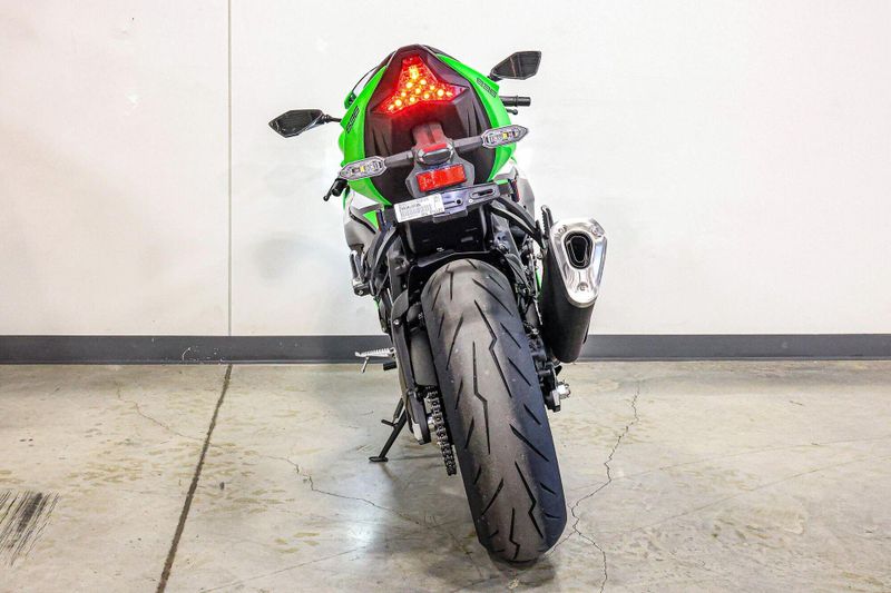 2025 Kawasaki NINJA ZX6R KRT EDITION LIME GREEN AND EBONY AND PEARL BLIZZARD WHITEImage 4