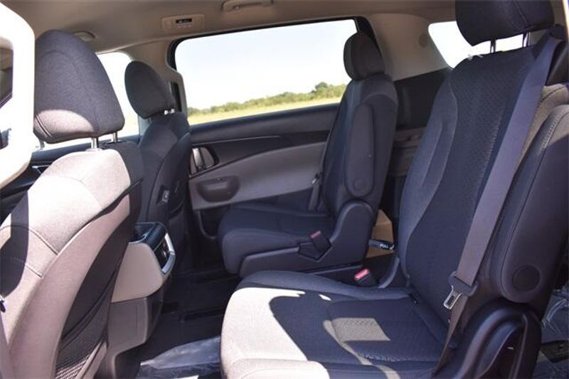 2025 Kia Carnival LXImage 16