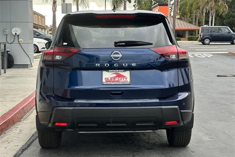 New 2025 Nissan Rogue SVImage 4