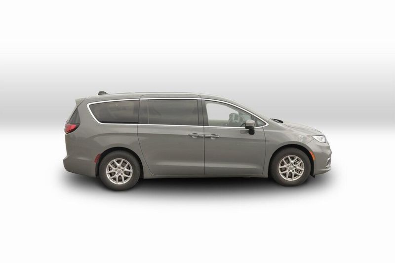 2023 Chrysler Pacifica Touring LImage 6