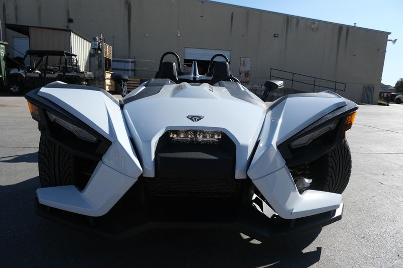 2024 Polaris SLINGSHOT S AUTODRIVE MOONLIGHT WHITEImage 11