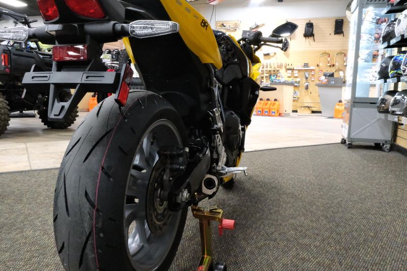 2024 SUZUKI GSXS 8R in a PEARL IGNITE YELLOW exterior color. Family PowerSports (877) 886-1997 familypowersports.com 