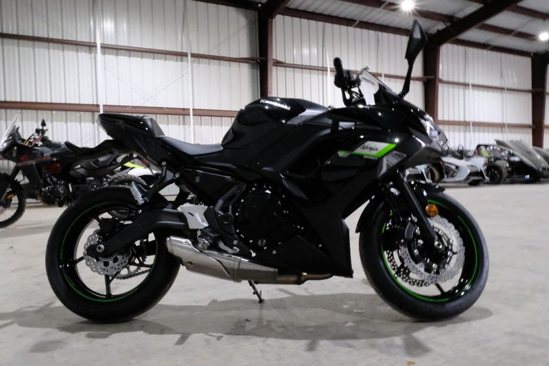 2025 Kawasaki NINJA 650 METALLIC SPARK BLACK AND METALLIC FLAT SPARK BLACKImage 10