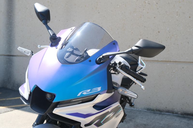 2025 Yamaha YZFR3 ABS LUNAR WHITE AND NEBULA BLUE Image 10