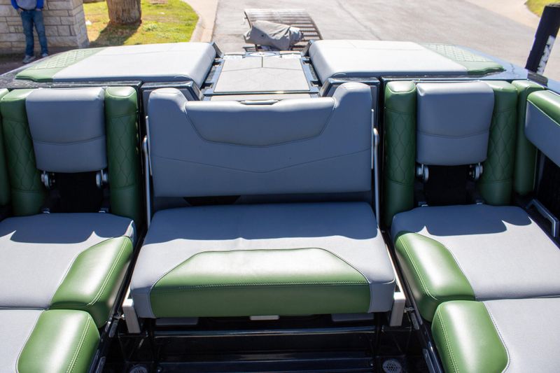 2023 MALIBU M220Image 9