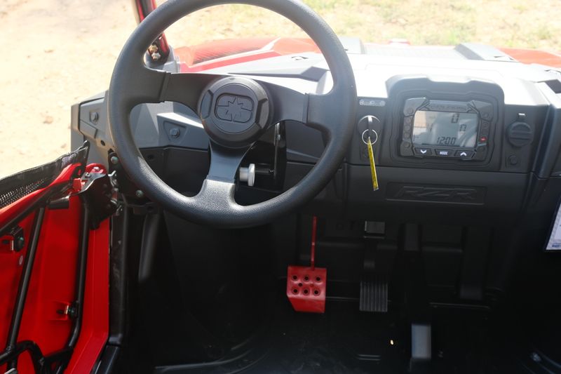 2025 Polaris RZR 200 EFI INDY RED Image 15