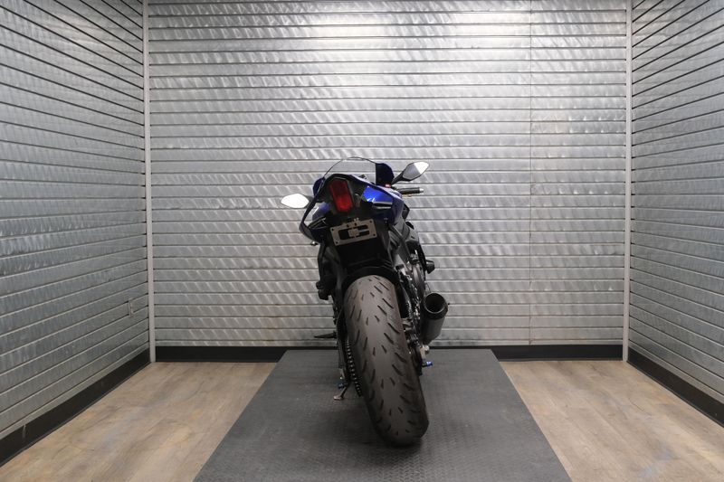 USED 2018 YAMAHA YZF-R1 Image 4