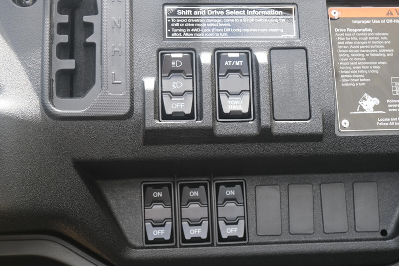 2025 Honda PIONEER 10006 DELUXE CREW BLACK FOREST GREEN Image 25