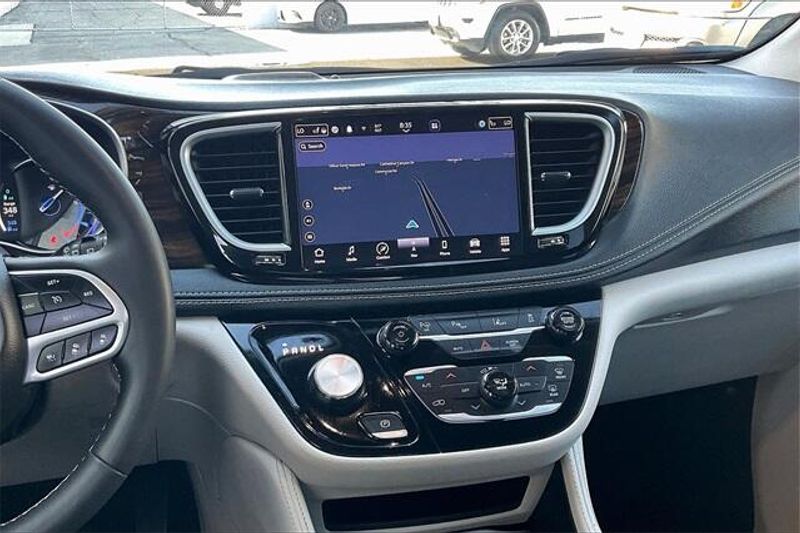 2023 Chrysler Pacifica Hybrid LimitedImage 5