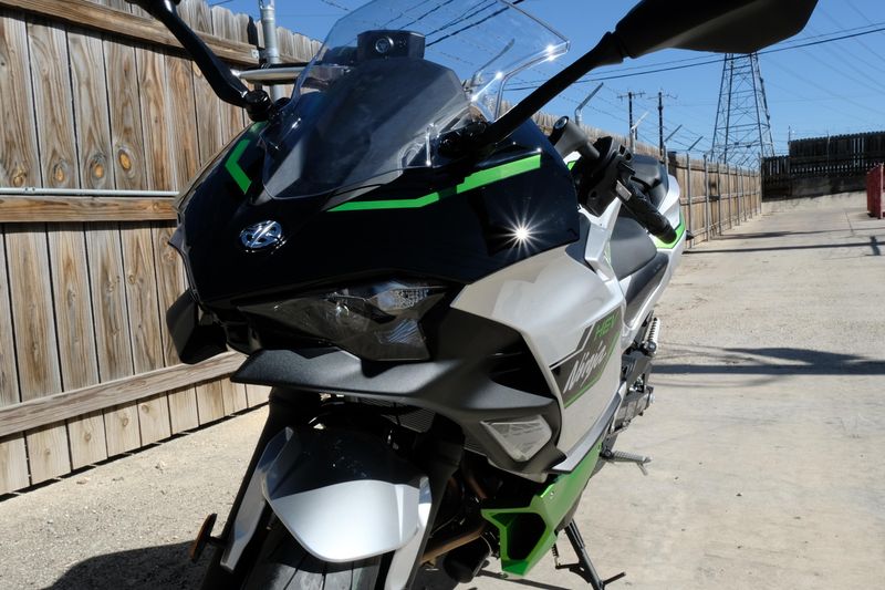 2024 Kawasaki NINJA 7 HYBRID ABS METALLIC BRIGHT SILVER AND METALLIC MATTE LIME GREEN AND EBONYImage 24