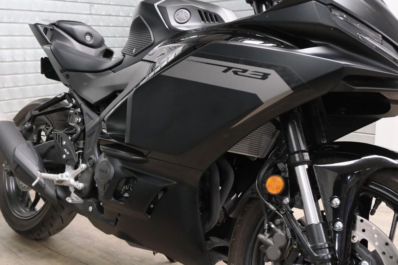 USED 2025 YAMAHA YZFR3 ABS Image 11