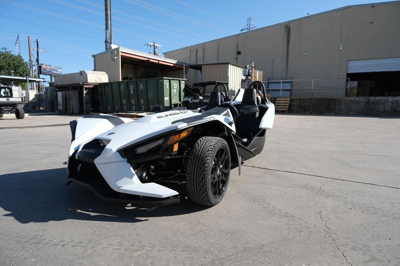 2024 Polaris SLINGSHOT S AUTODRIVE MOONLIGHT WHITEImage 1