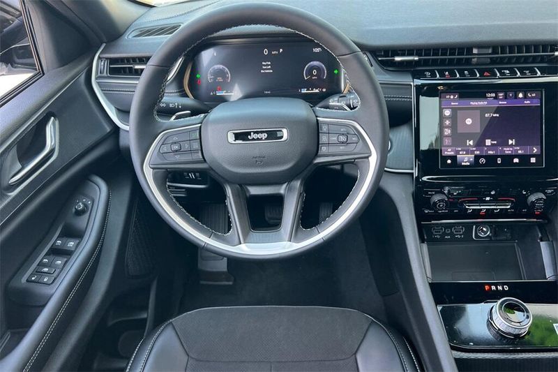 2025 Jeep Grand Cherokee Altitude photo 14