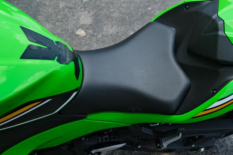2025 Kawasaki NINJA 500 KRT EDITION SE ABS LIME GREEN AND EBONY AND PEARL BLIZZARD WHITE Image 6