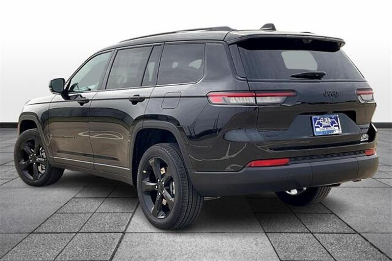 2025 Jeep Grand Cherokee L Limited 4x4Image 3