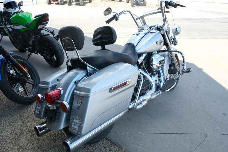 USED 2014 HARLEY ROAD KING Image 4