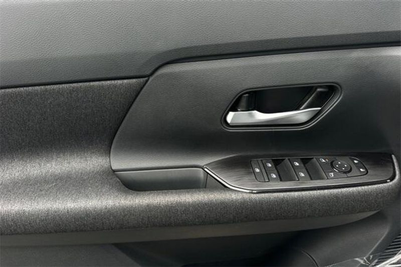 New 2025 Nissan Kicks SVImage 8