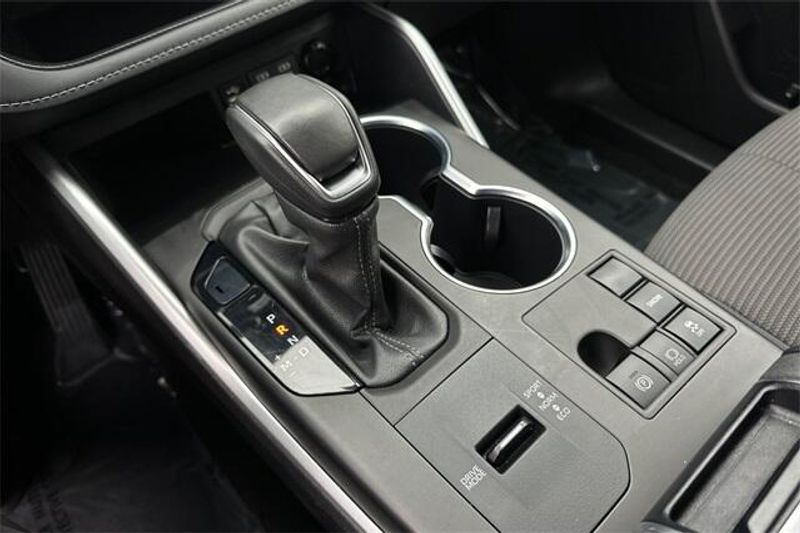 Used 2024 Toyota Highlander LEImage 20