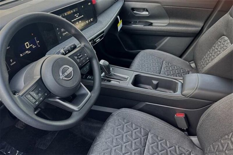 2025 Nissan Kicks SVImage 7