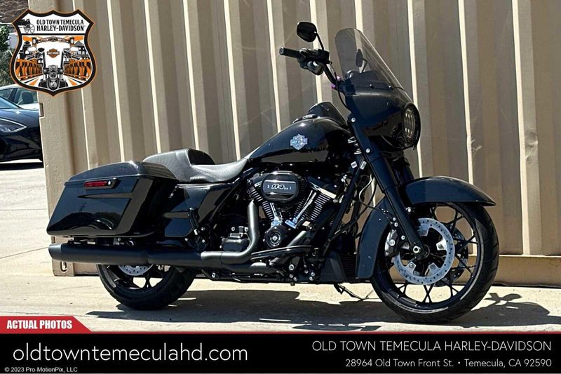 2022 Harley-Davidson Road King in a Black exterior color. BMW Motorcycles of Temecula – Southern California (951) 506-6903 bmwmotorcyclesoftemecula.com 