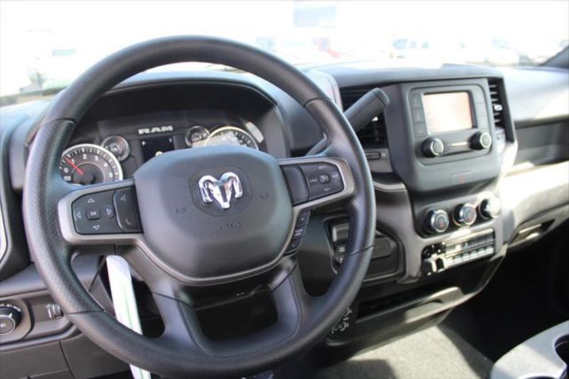 2023 RAM 3500 Chassis Cab Tradesman/SLTImage 18
