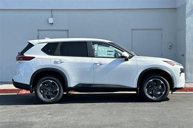 New 2025 Nissan Rogue SVImage 2