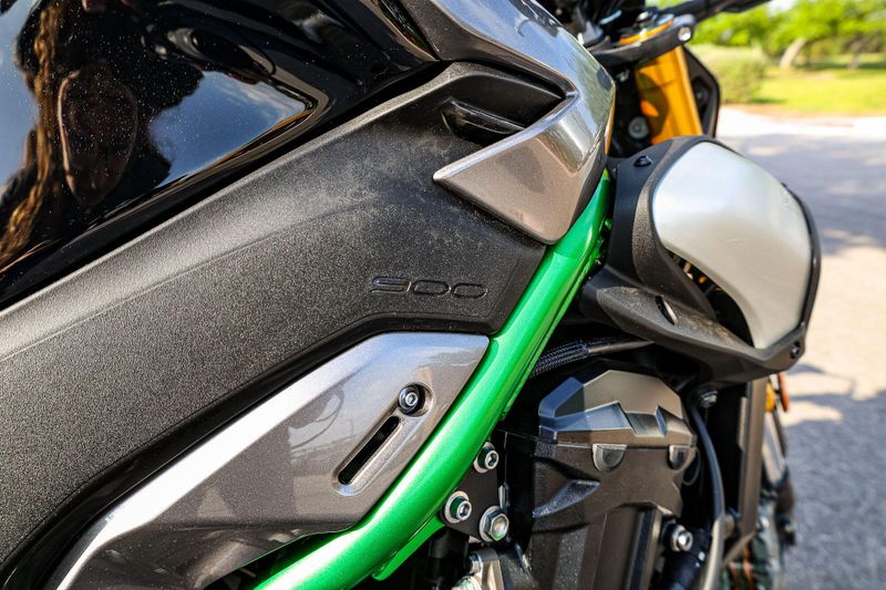 2025 Kawasaki Z900 SE ABS  METALLIC MATTE GRAPHITE GRAY AND EBONY AND METALLIC GRAPHITE GRAY Image 26