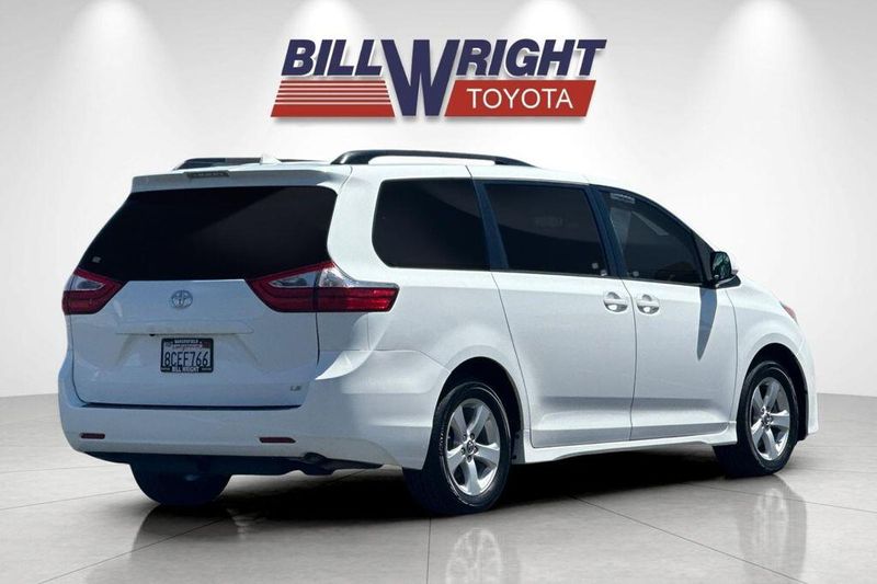 Used 2018 Toyota Sienna LEImage 3