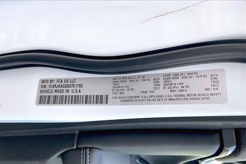 New 2025 Jeep Grand Cherokee L Laredo 4x4Image 15