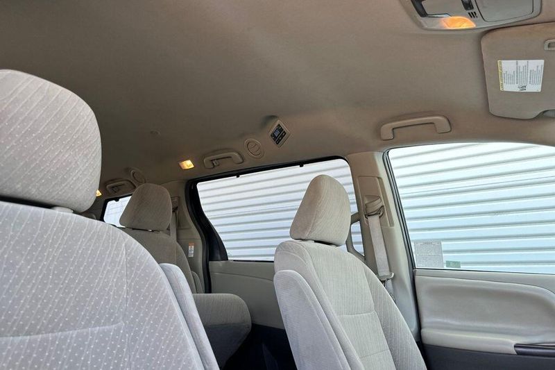 Used 2018 Toyota Sienna LEImage 17