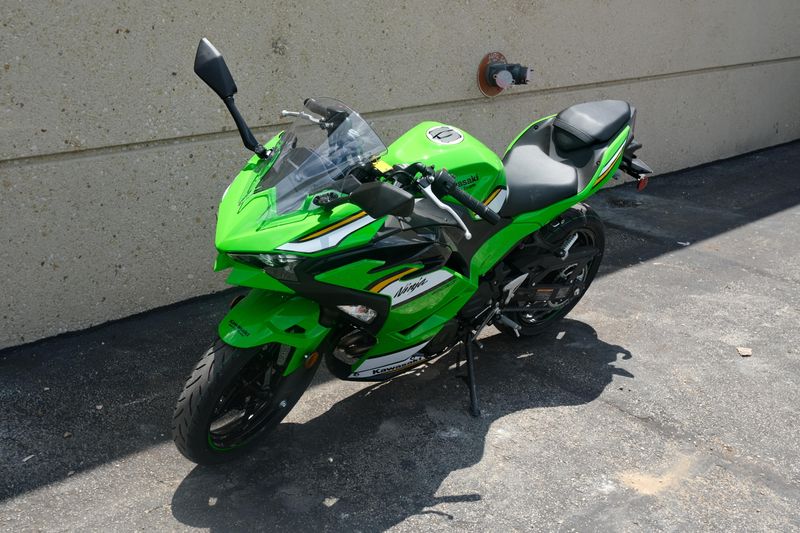 2025 Kawasaki NINJA 500 KRT EDITION LIME GREEN AND EBONY AND PEARL BLIZZARD WHITE Image 9
