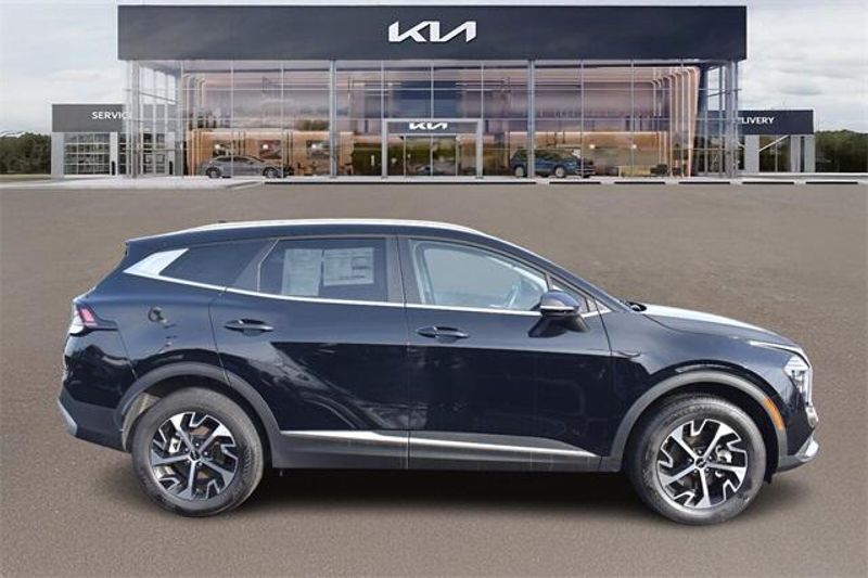 New 2025 Kia Sportage EXImage 2